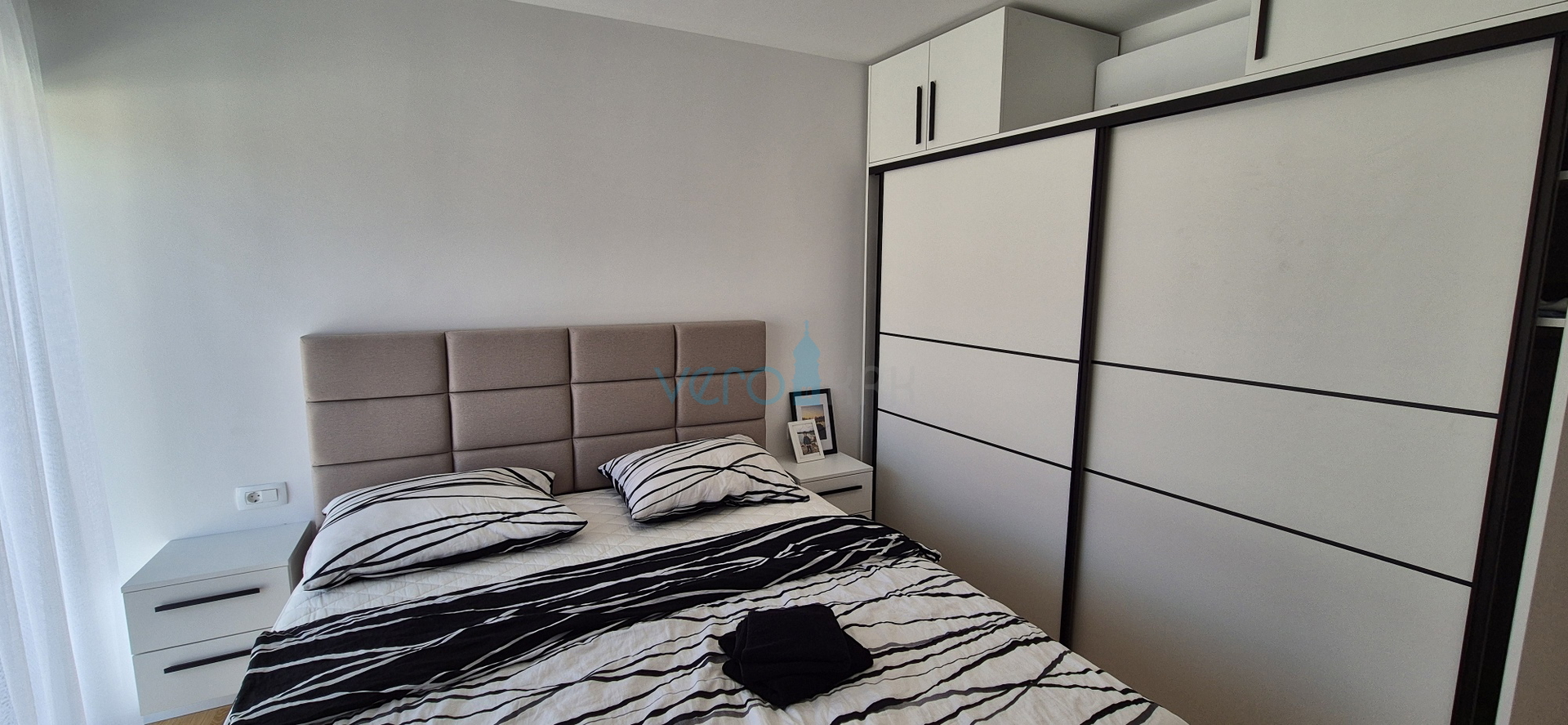 Malinska, centar, novogradnja, dvojna kuća sa bazenom, pogled na more, okućnica, prodaja