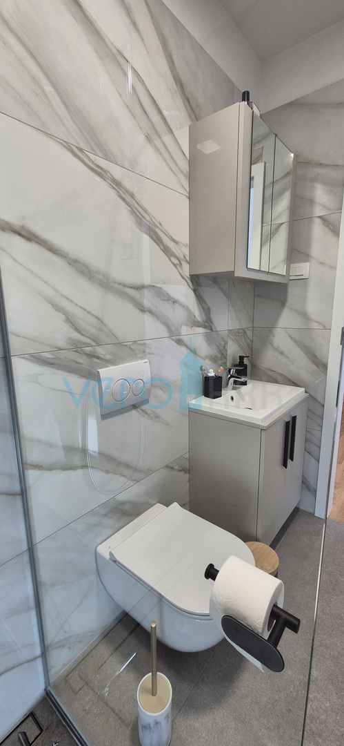 Malinska, centar, novogradnja, dvojna kuća sa bazenom, pogled na more, okućnica, prodaja