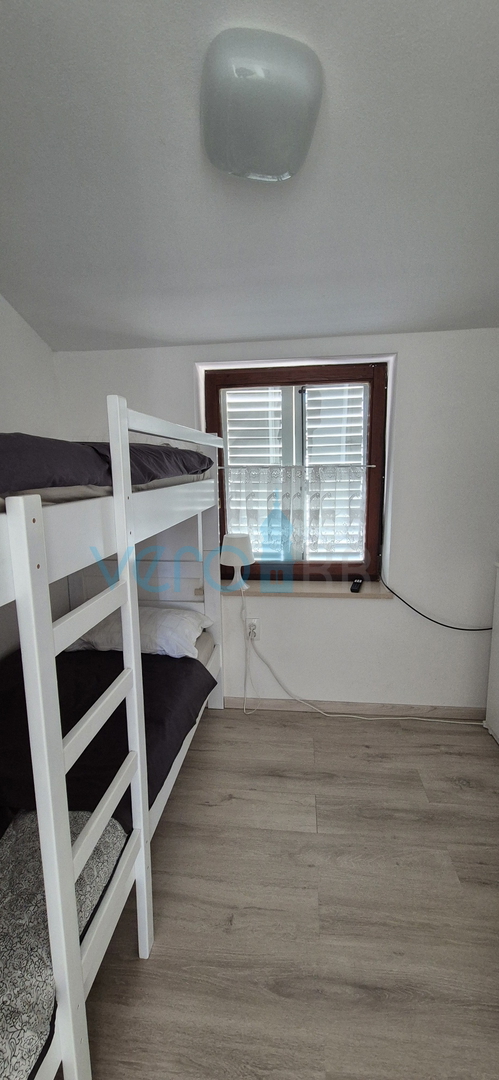 Grad Krk, okolica, samostojeća kuća sa 3 apartmana, okućnica, pogled na more, prodaja