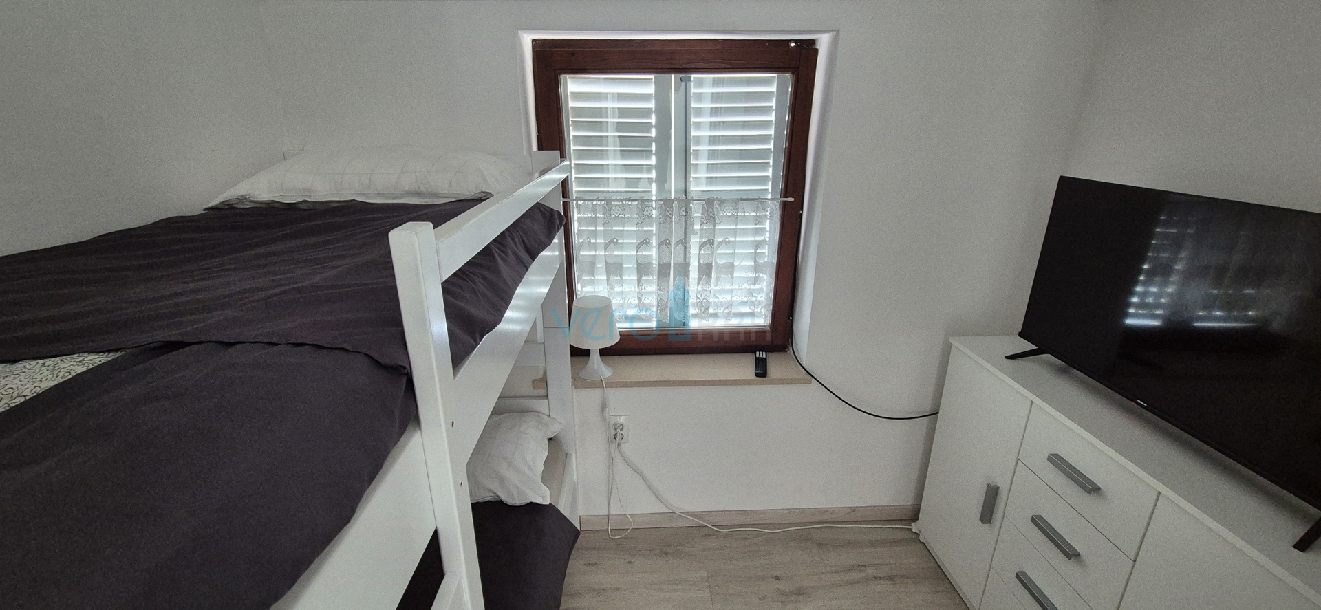 Grad Krk, okolica, samostojeća kuća sa 3 apartmana, okućnica, pogled na more, prodaja