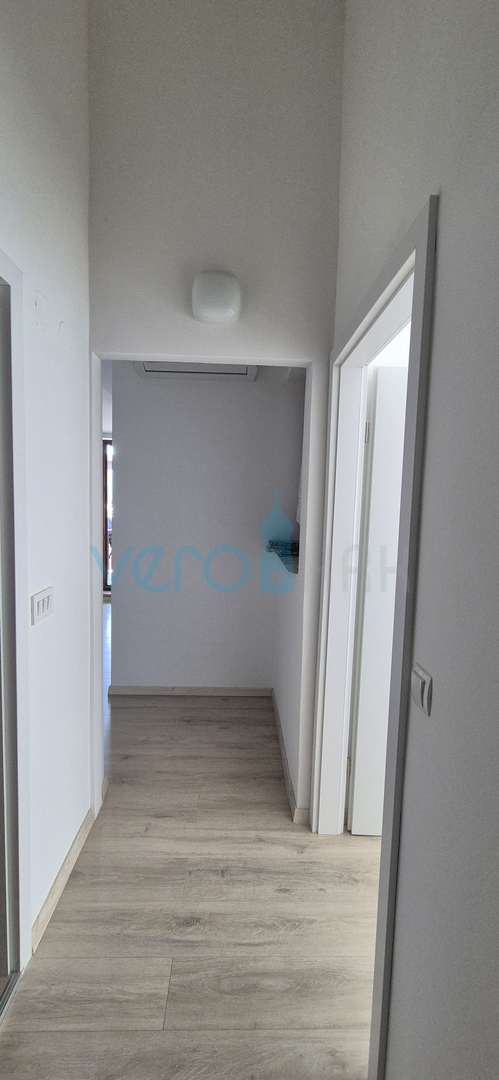 Grad Krk, okolica, samostojeća kuća sa 3 apartmana, okućnica, pogled na more, prodaja