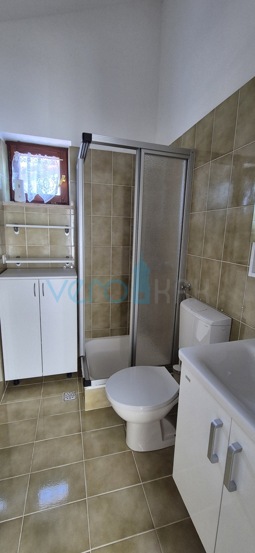 Grad Krk, okolica, samostojeća kuća sa 3 apartmana, okućnica, pogled na more, prodaja