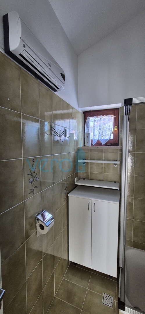 Grad Krk, okolica, samostojeća kuća sa 3 apartmana, okućnica, pogled na more, prodaja