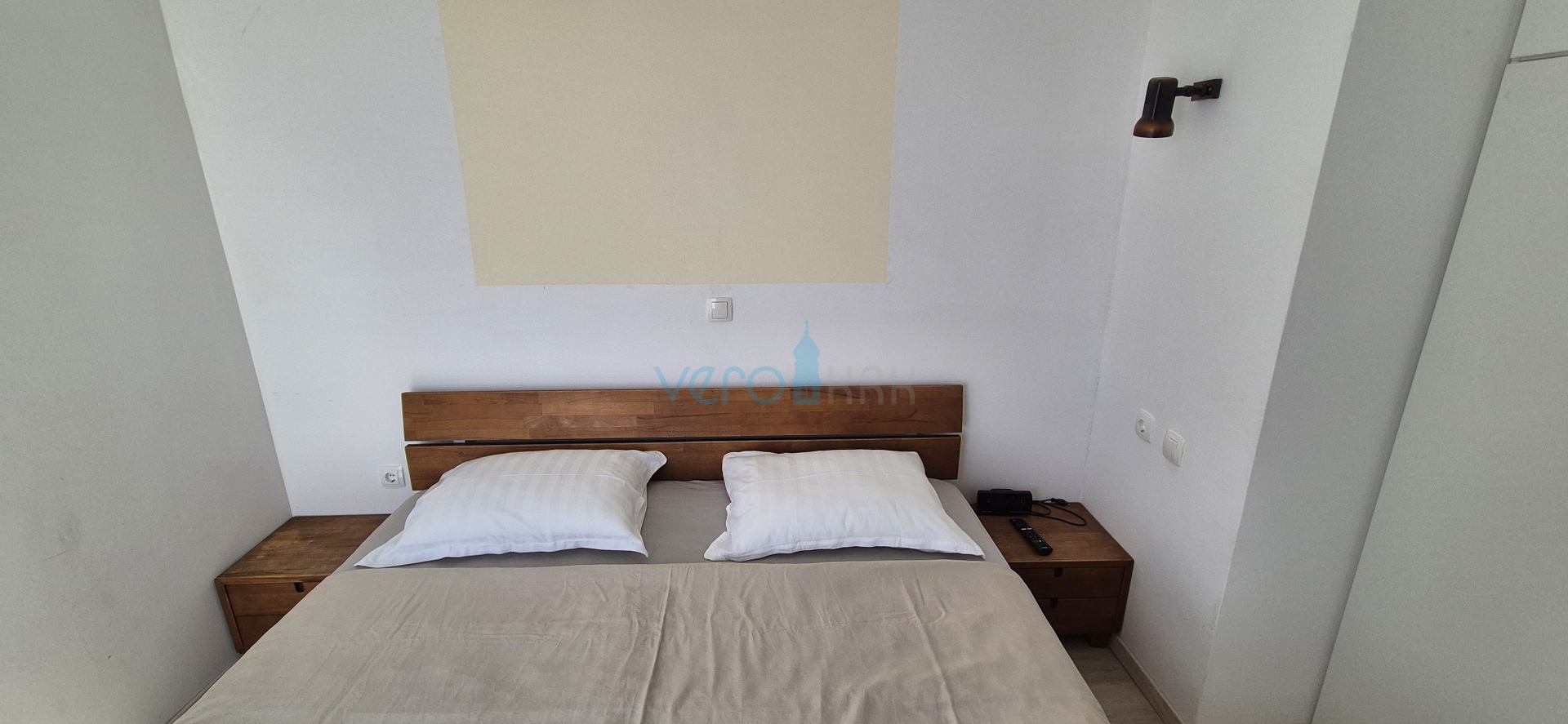 Grad Krk, okolica, samostojeća kuća sa 3 apartmana, okućnica, pogled na more, prodaja