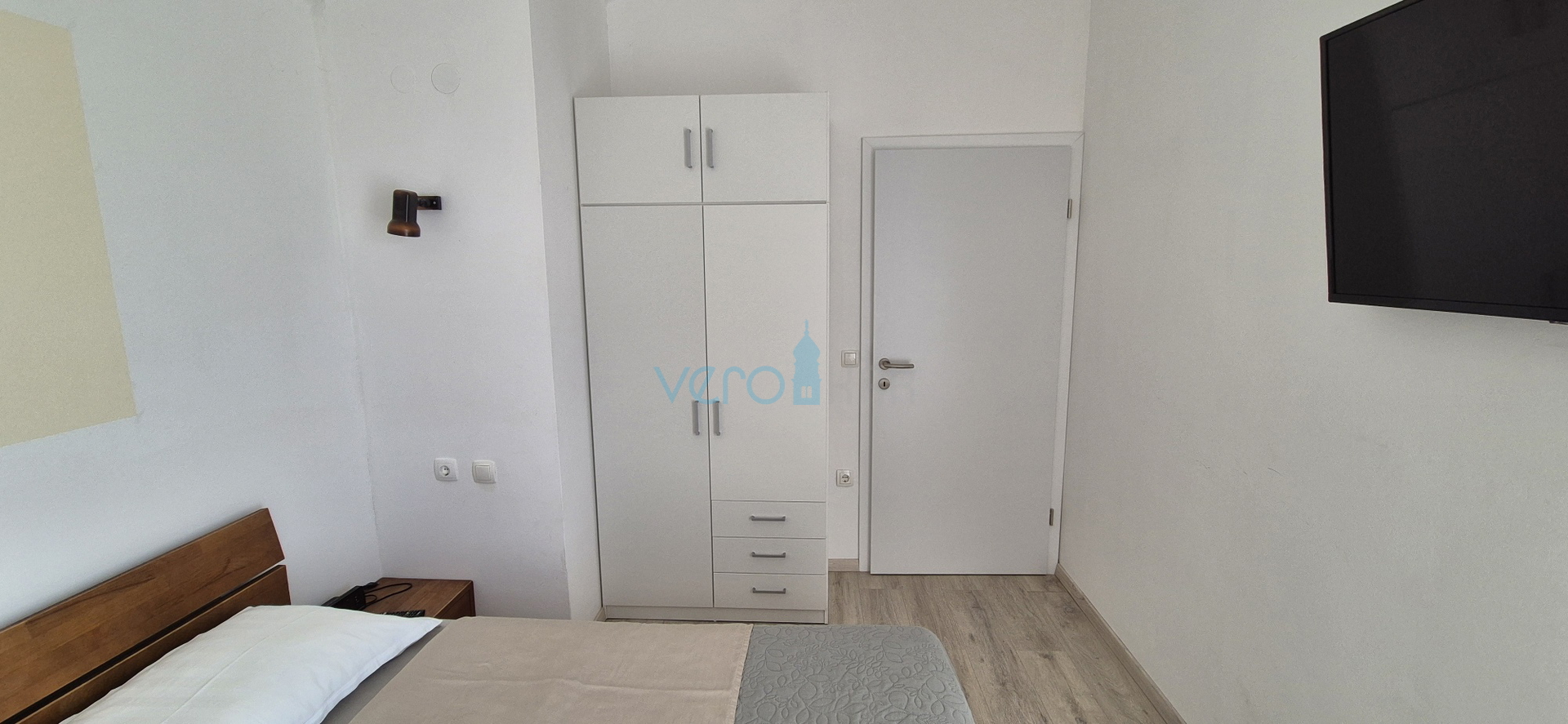 Grad Krk, okolica, samostojeća kuća sa 3 apartmana, okućnica, pogled na more, prodaja