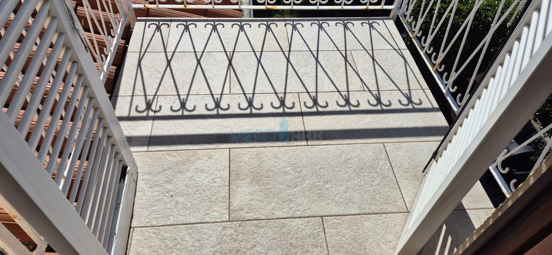 Grad Krk, okolica, samostojeća kuća sa 3 apartmana, okućnica, pogled na more, prodaja