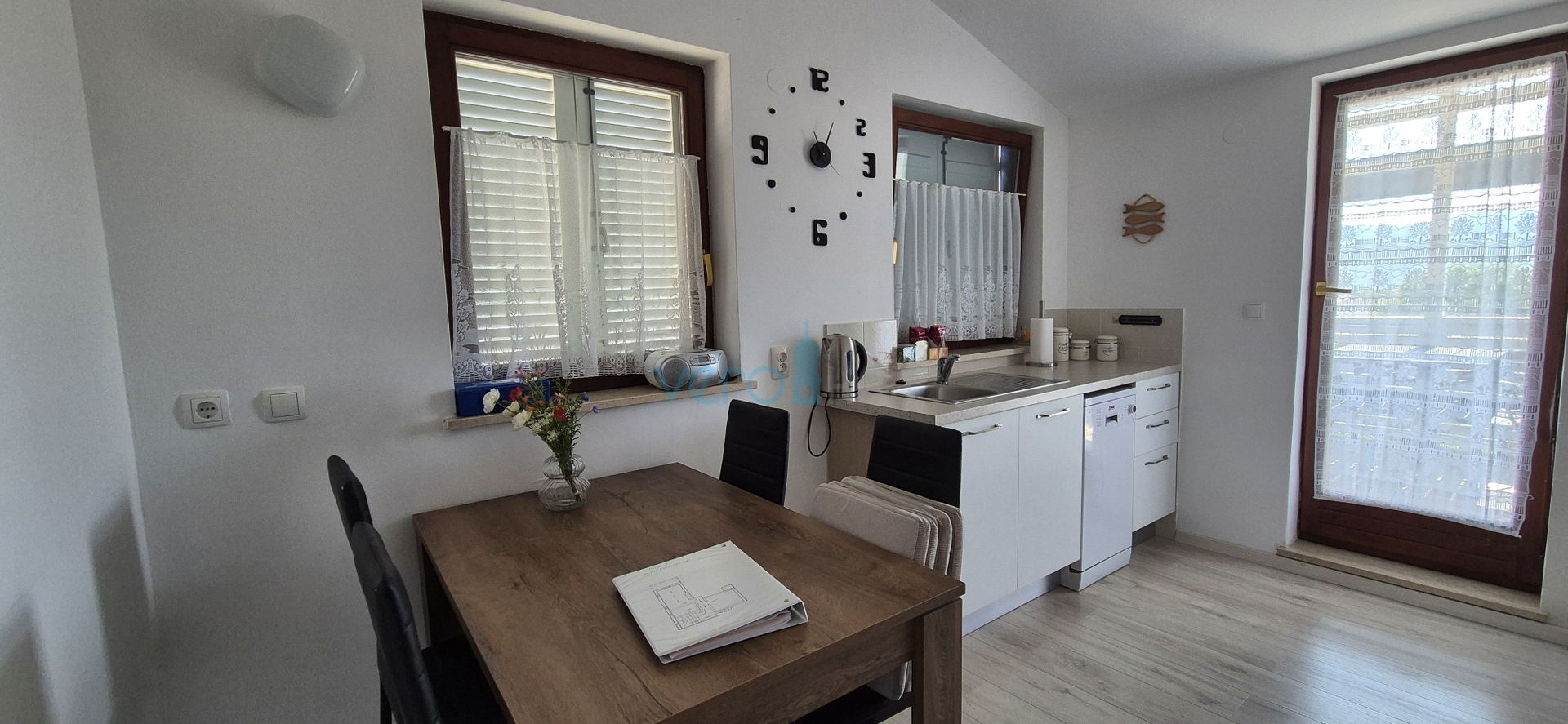 Grad Krk, okolica, samostojeća kuća sa 3 apartmana, okućnica, pogled na more, prodaja