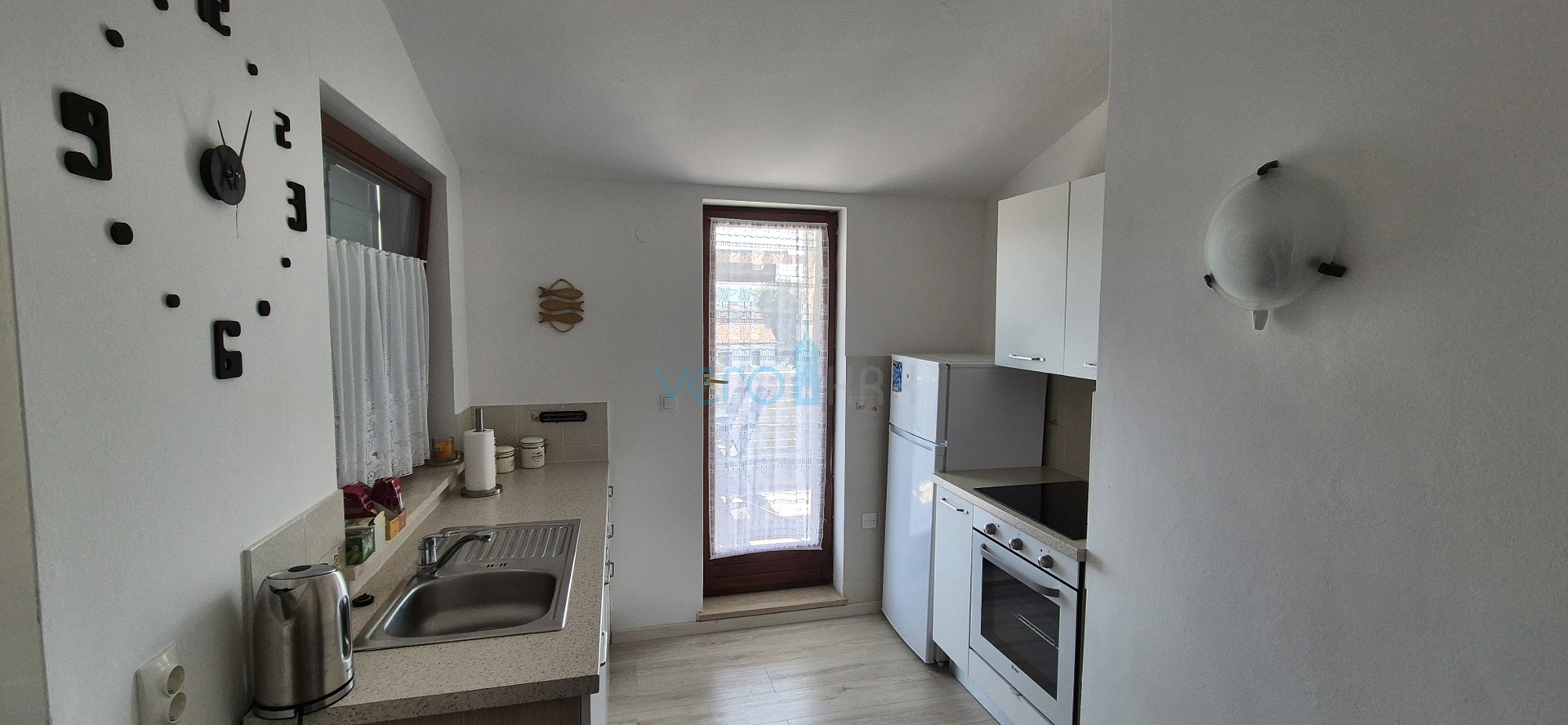 Grad Krk, okolica, samostojeća kuća sa 3 apartmana, okućnica, pogled na more, prodaja