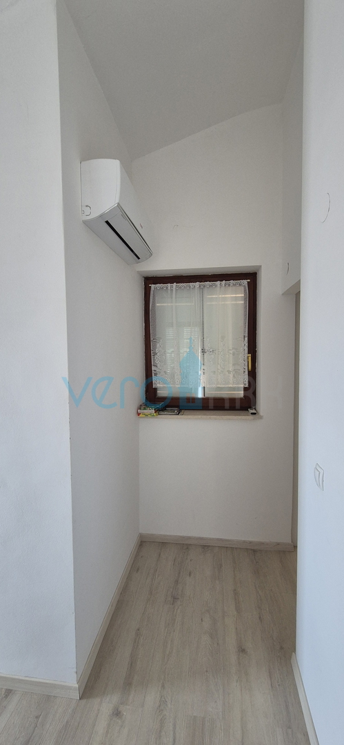 Grad Krk, okolica, samostojeća kuća sa 3 apartmana, okućnica, pogled na more, prodaja