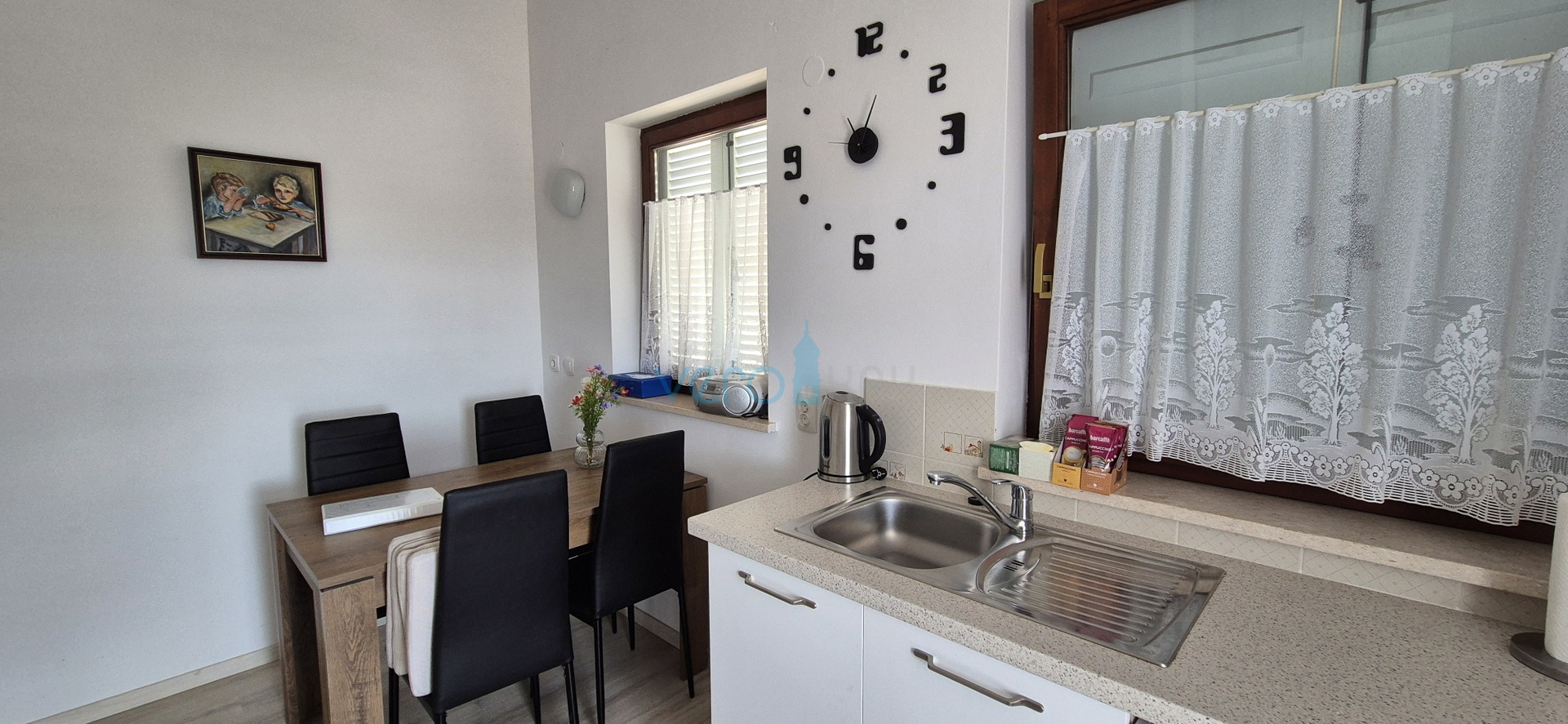 Grad Krk, okolica, samostojeća kuća sa 3 apartmana, okućnica, pogled na more, prodaja