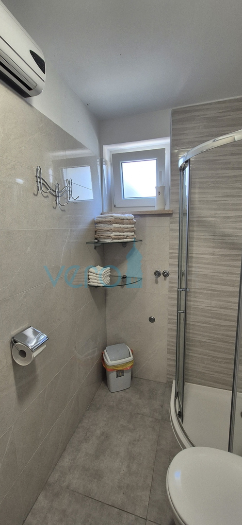 Grad Krk, okolica, samostojeća kuća sa 3 apartmana, okućnica, pogled na more, prodaja