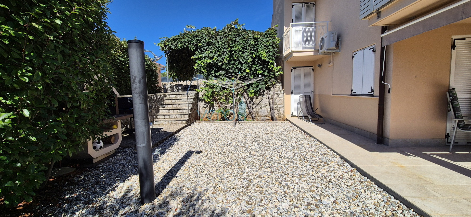 Grad Krk, okolica, samostojeća kuća sa 3 apartmana, okućnica, pogled na more, prodaja