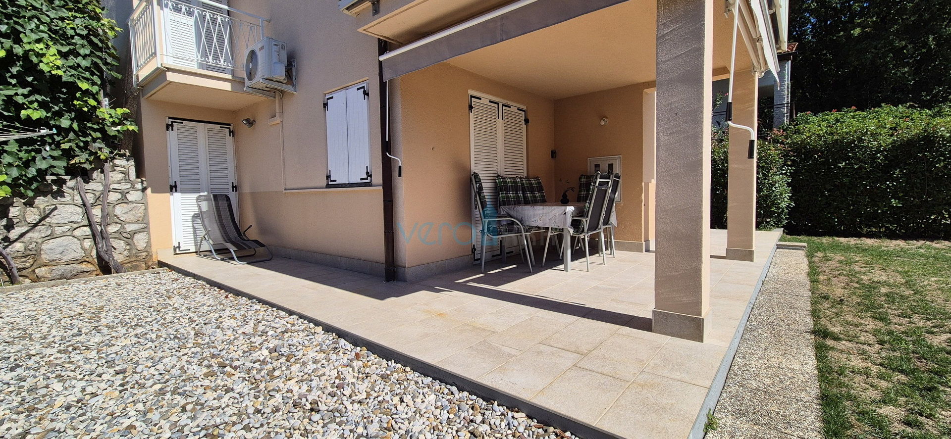 Grad Krk, okolica, samostojeća kuća sa 3 apartmana, okućnica, pogled na more, prodaja