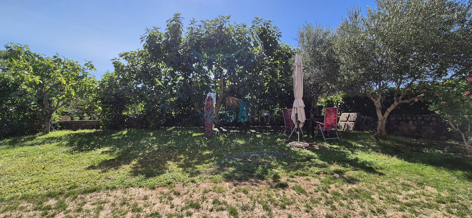 Grad Krk, okolica, samostojeća kuća sa 3 apartmana, okućnica, pogled na more, prodaja