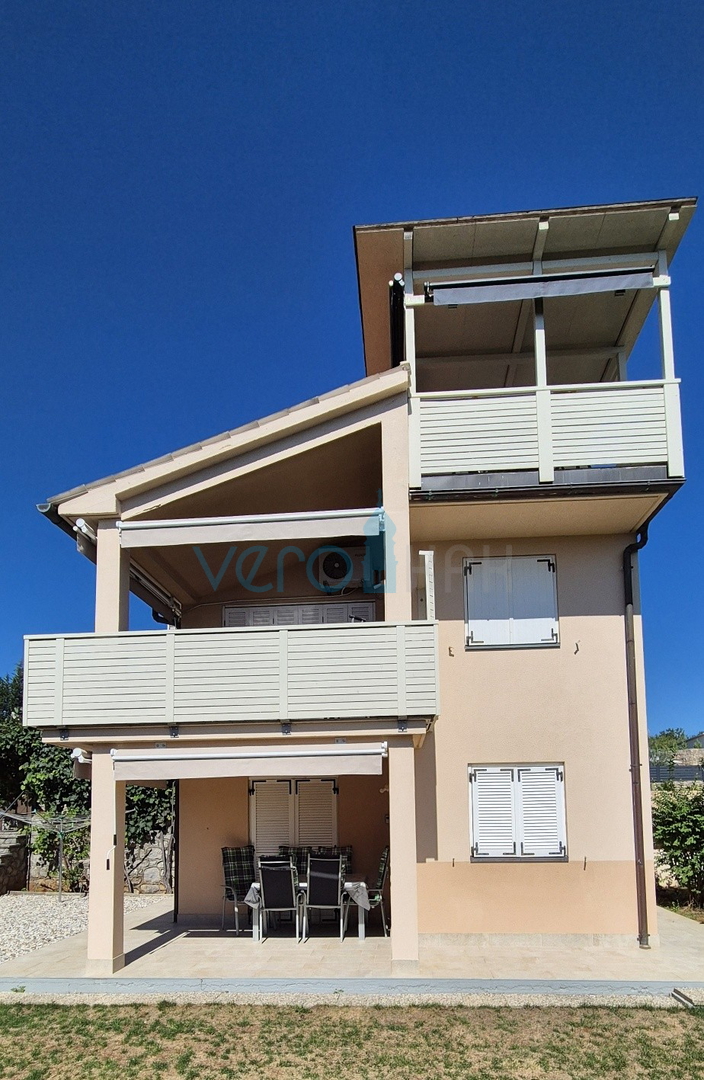 Grad Krk, okolica, samostojeća kuća sa 3 apartmana, okućnica, pogled na more, prodaja