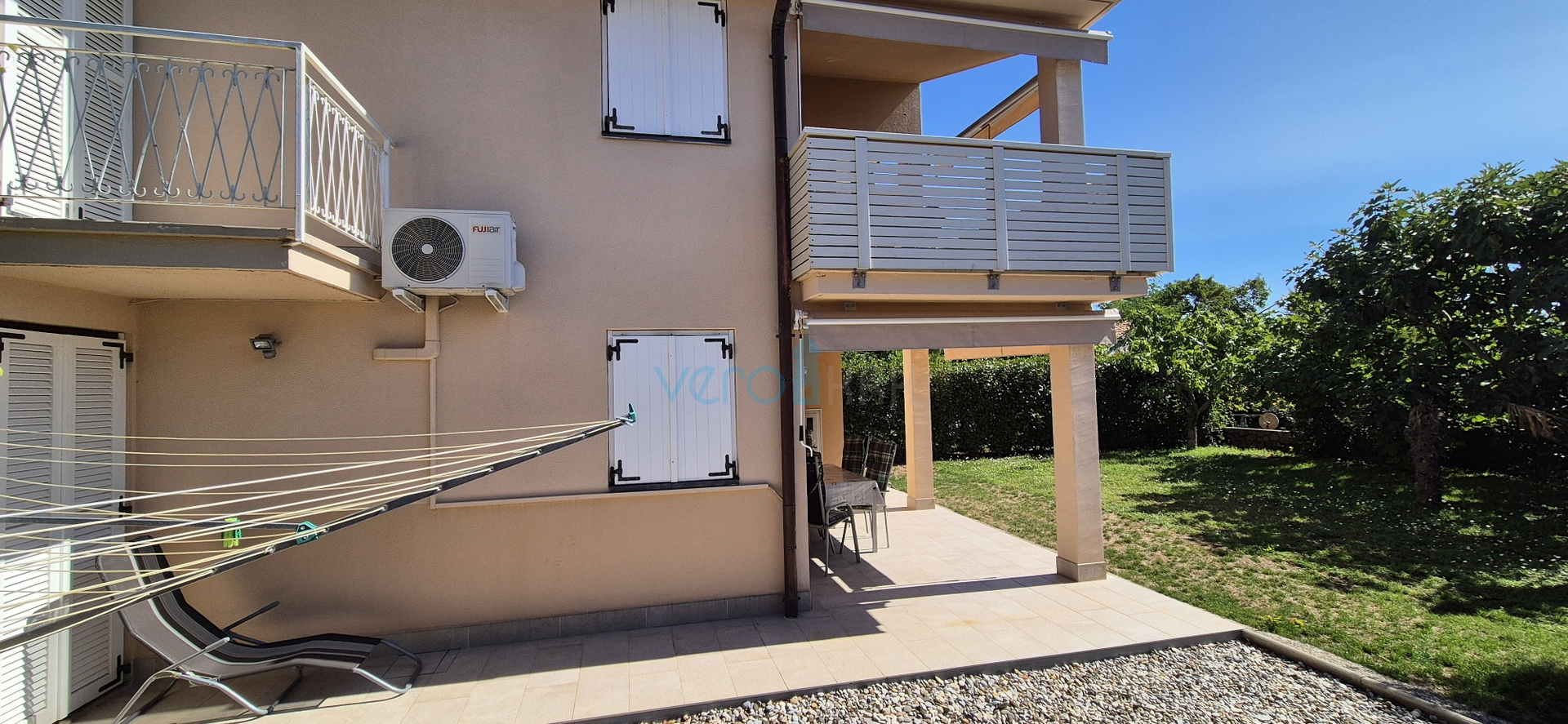 Grad Krk, okolica, samostojeća kuća sa 3 apartmana, okućnica, pogled na more, prodaja