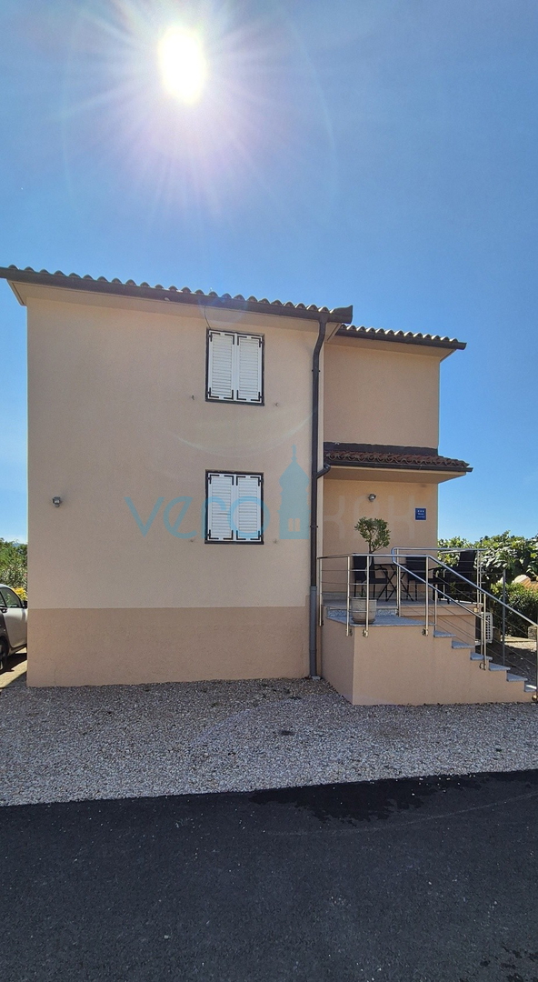 Grad Krk, okolica, samostojeća kuća sa 3 apartmana, okućnica, pogled na more, prodaja