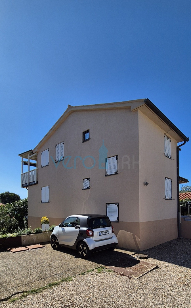 Grad Krk, okolica, samostojeća kuća sa 3 apartmana, okućnica, pogled na more, prodaja