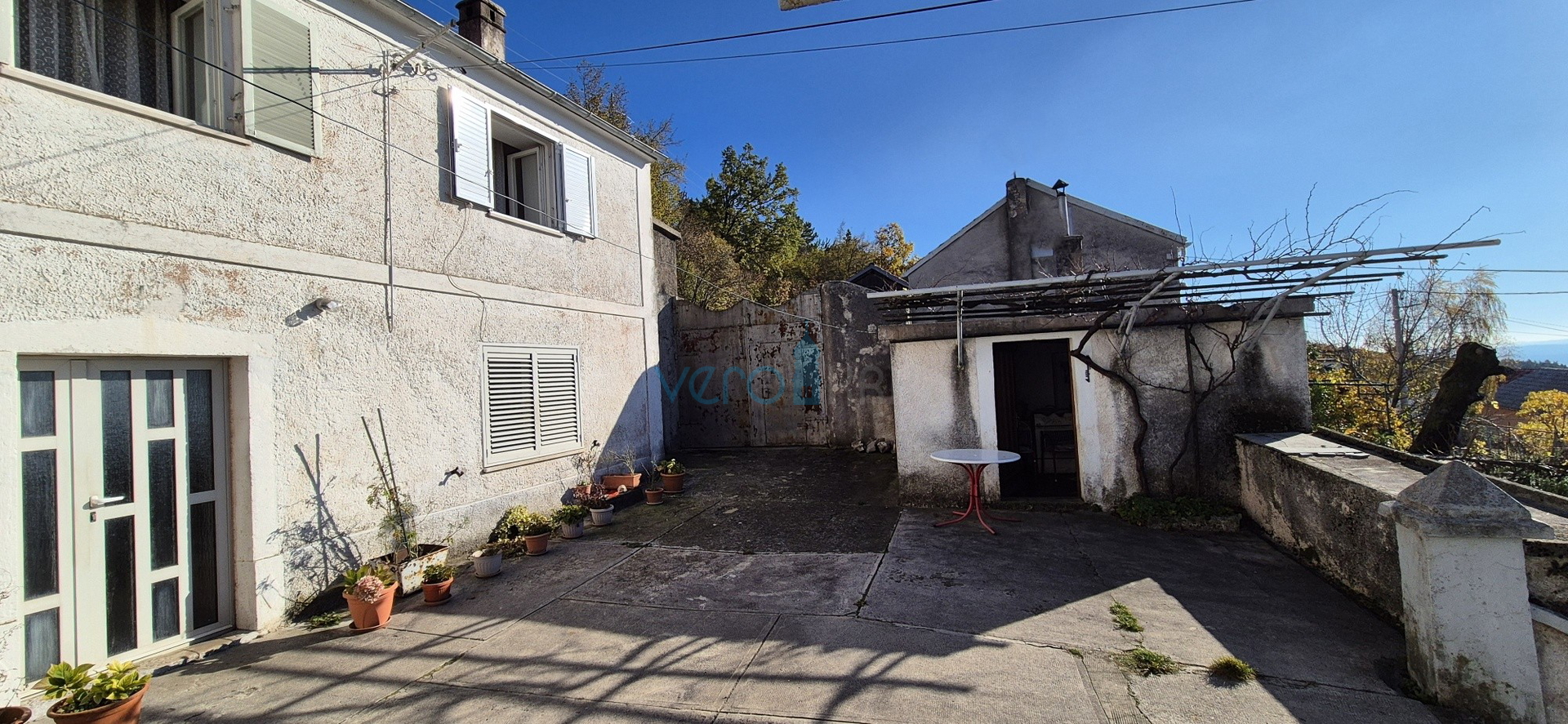 Bakar, Hreljin - dvojna kamena kuća, pogled na more, okućnica 821 m2 + građevinski teren 876 m2, prodaja