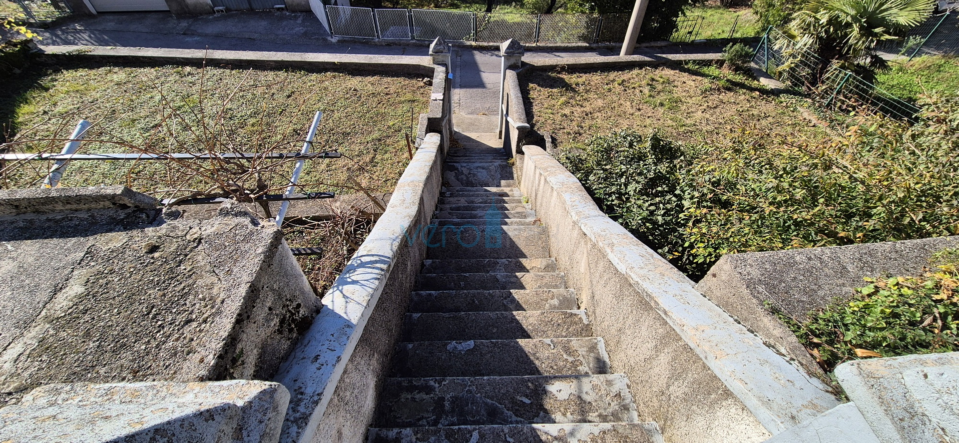 Bakar, Hreljin - dvojna kamena kuća, pogled na more, okućnica 821 m2 + građevinski teren 876 m2, prodaja