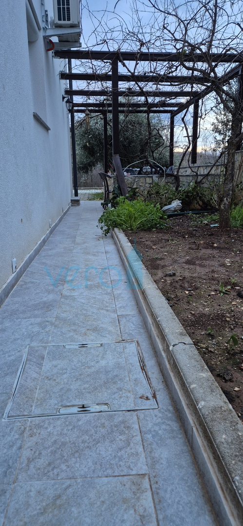 Šilo, Insel Krk, Erdgeschosswohnung mit zwei Zimmern, Garten, Verkauf