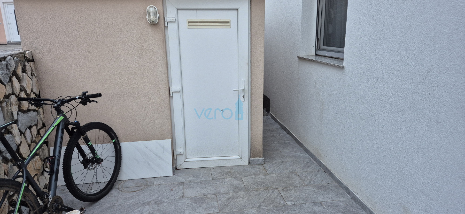 Šilo, Insel Krk, Erdgeschosswohnung mit zwei Zimmern, Garten, Verkauf