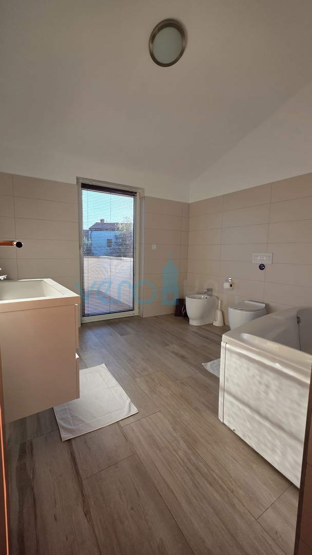 Otok Krk, Dobrinj, okolica, Renovirana kamena kuća sa bazenom, prodaja