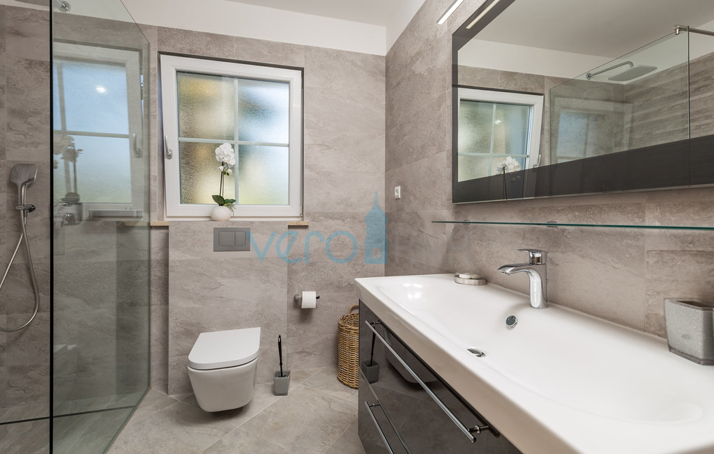 Otok Krk, Grad Krk, bliža okolica, kompleks tri vile u nizu sa bazenima na odličnoj lokaciji, pogled na more, prodaja