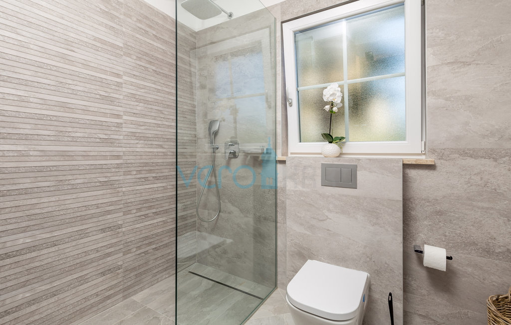 Otok Krk, Grad Krk, bliža okolica, kompleks tri vile u nizu sa bazenima na odličnoj lokaciji, pogled na more, prodaja