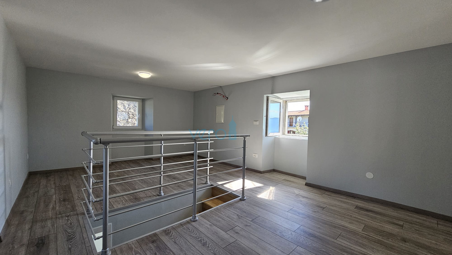 Otok Krk, grad Krk, šira okolica, renovirana kamena kuća u nizu krajnja, djelomičan pogled na more, prodaja