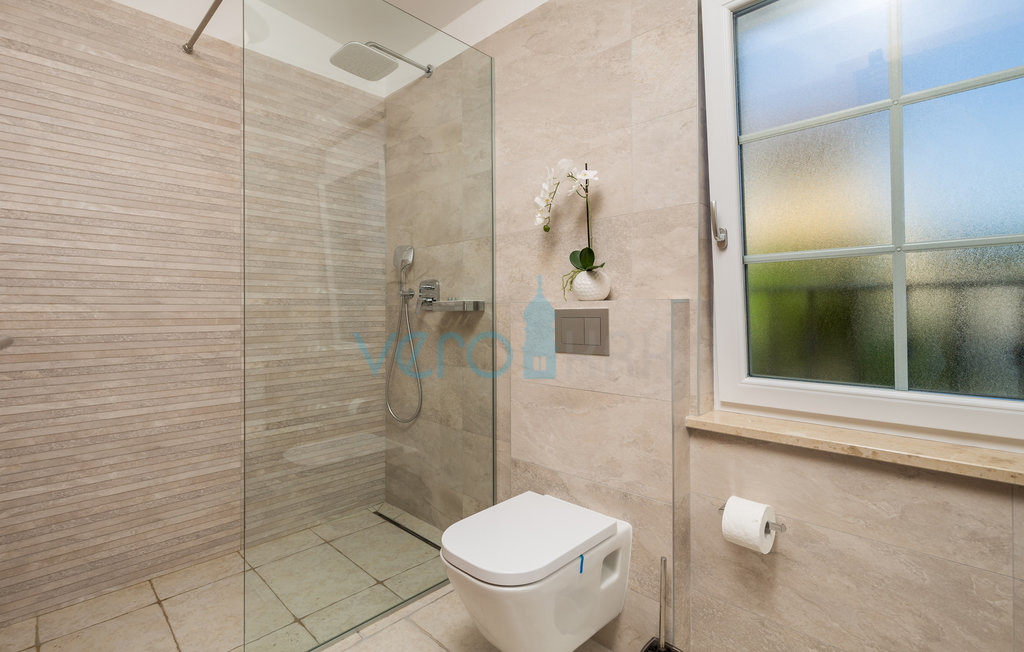 Otok Krk, Grad Krk, bliža okolica, kompleks tri vile u nizu sa bazenima na odličnoj lokaciji, pogled na more, prodaja