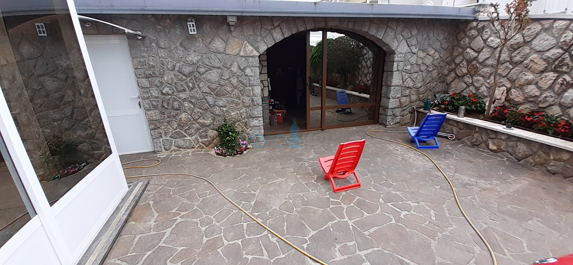 Otok Krk, Malinska, kuća sa apartmanima i ugostiteljskim objektom