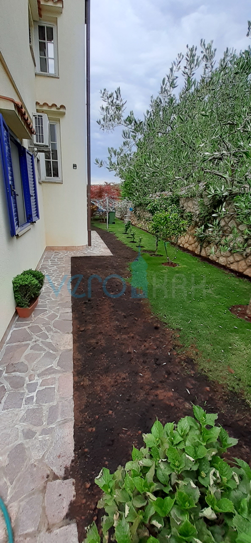 Otok Krk, Malinska, kuća sa apartmanima i ugostiteljskim objektom