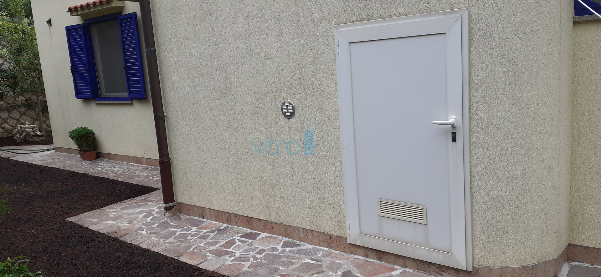 Otok Krk, Malinska, kuća sa apartmanima i ugostiteljskim objektom