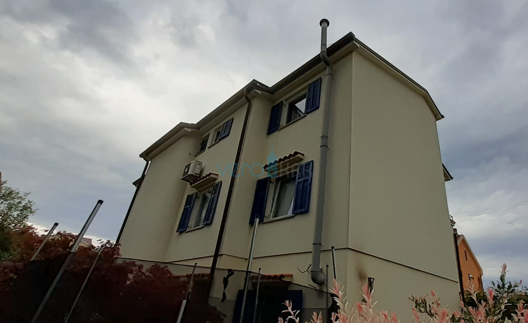 Otok Krk, Malinska, kuća sa apartmanima i ugostiteljskim objektom