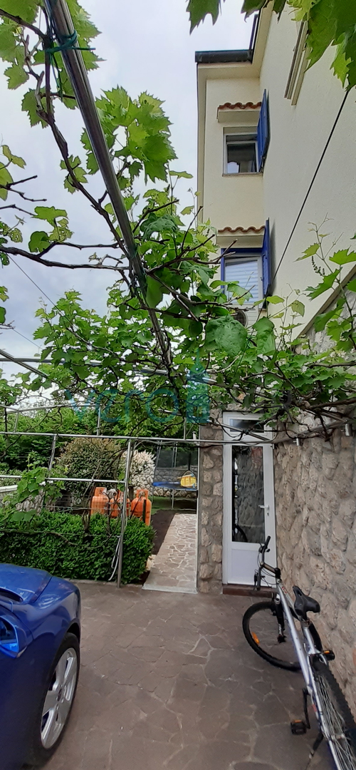 Otok Krk, Malinska, kuća sa apartmanima i ugostiteljskim objektom