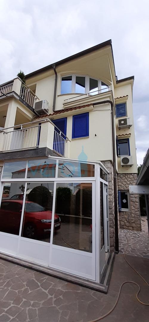 Otok Krk, Malinska, kuća sa apartmanima i ugostiteljskim objektom