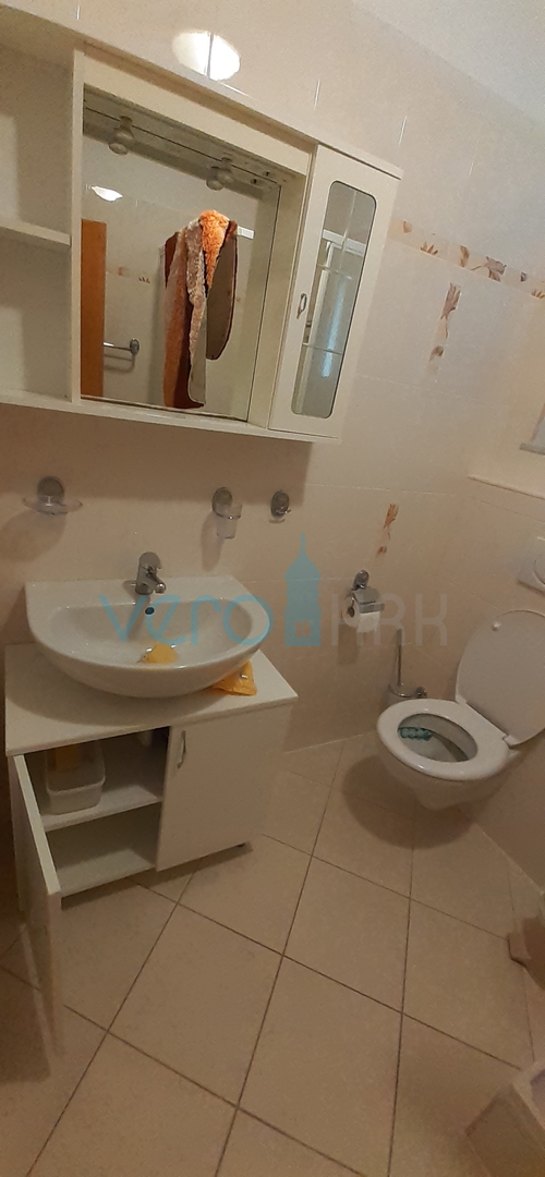Otok Krk, Malinska, kuća sa apartmanima i ugostiteljskim objektom
