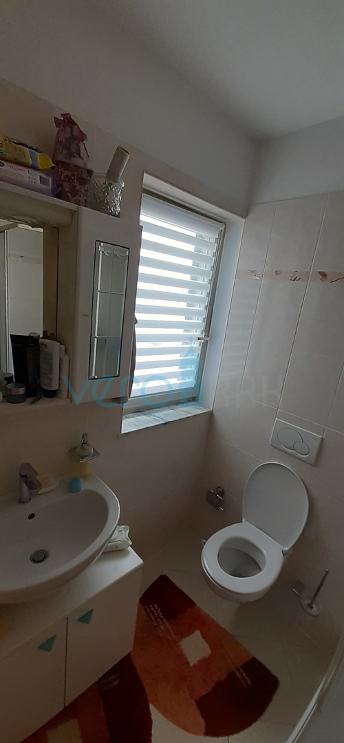 Otok Krk, Malinska, kuća sa apartmanima i ugostiteljskim objektom