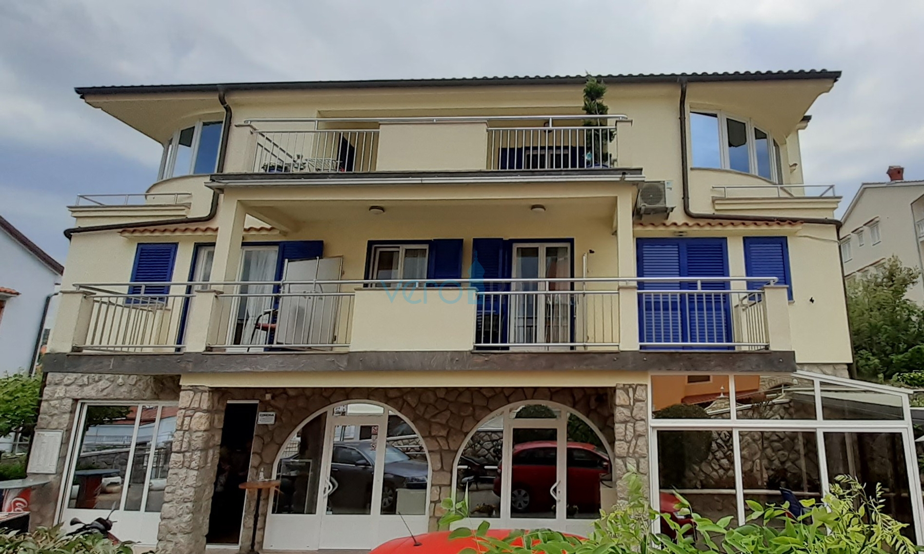 Otok Krk, Malinska, kuća sa apartmanima i ugostiteljskim objektom