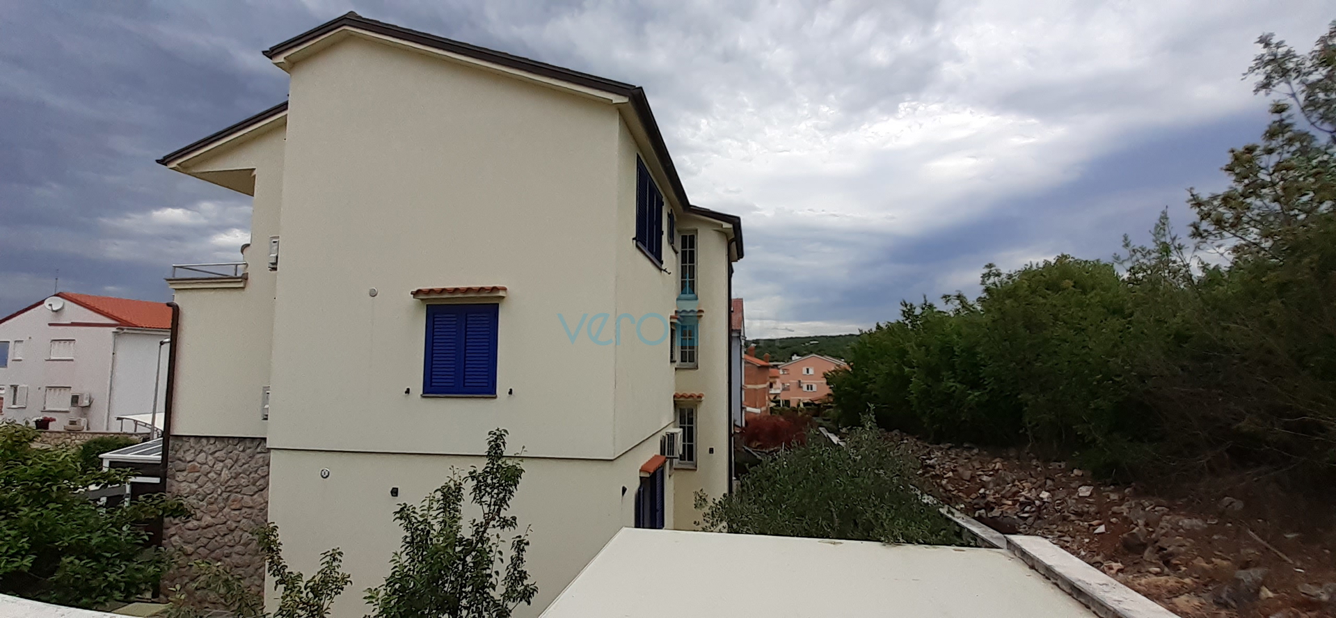 Otok Krk, Malinska, kuća sa apartmanima i ugostiteljskim objektom