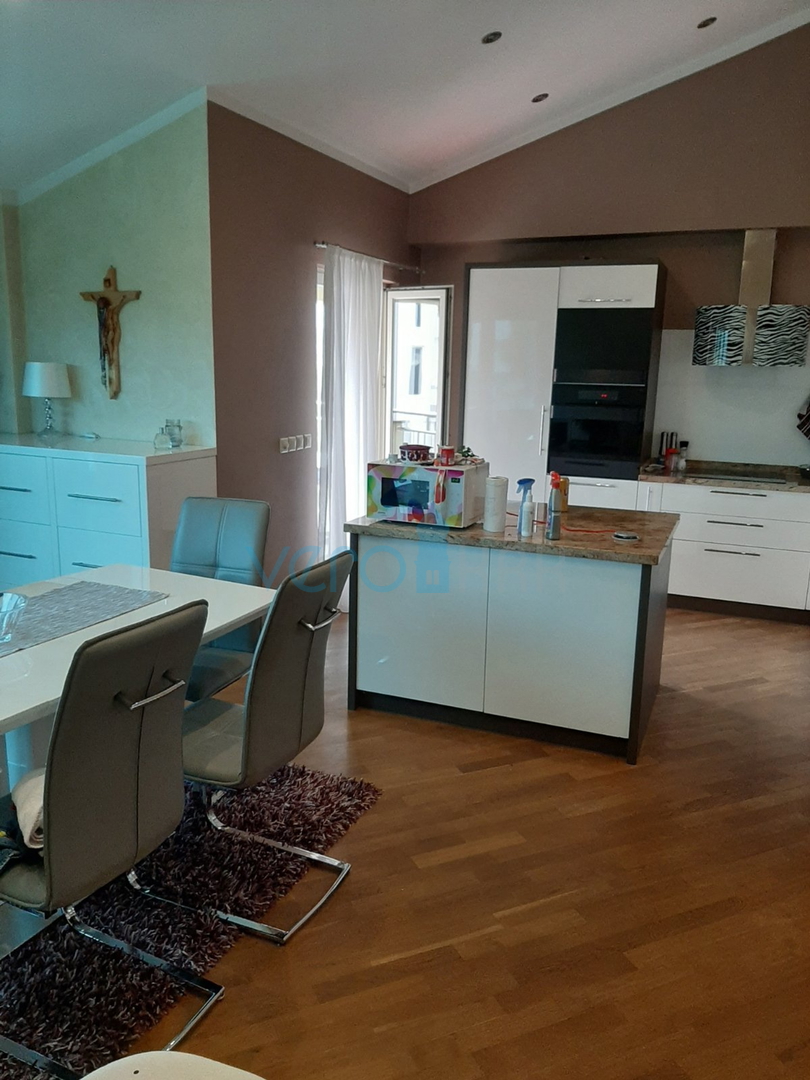 Otok Krk, Malinska, kuća sa apartmanima i ugostiteljskim objektom