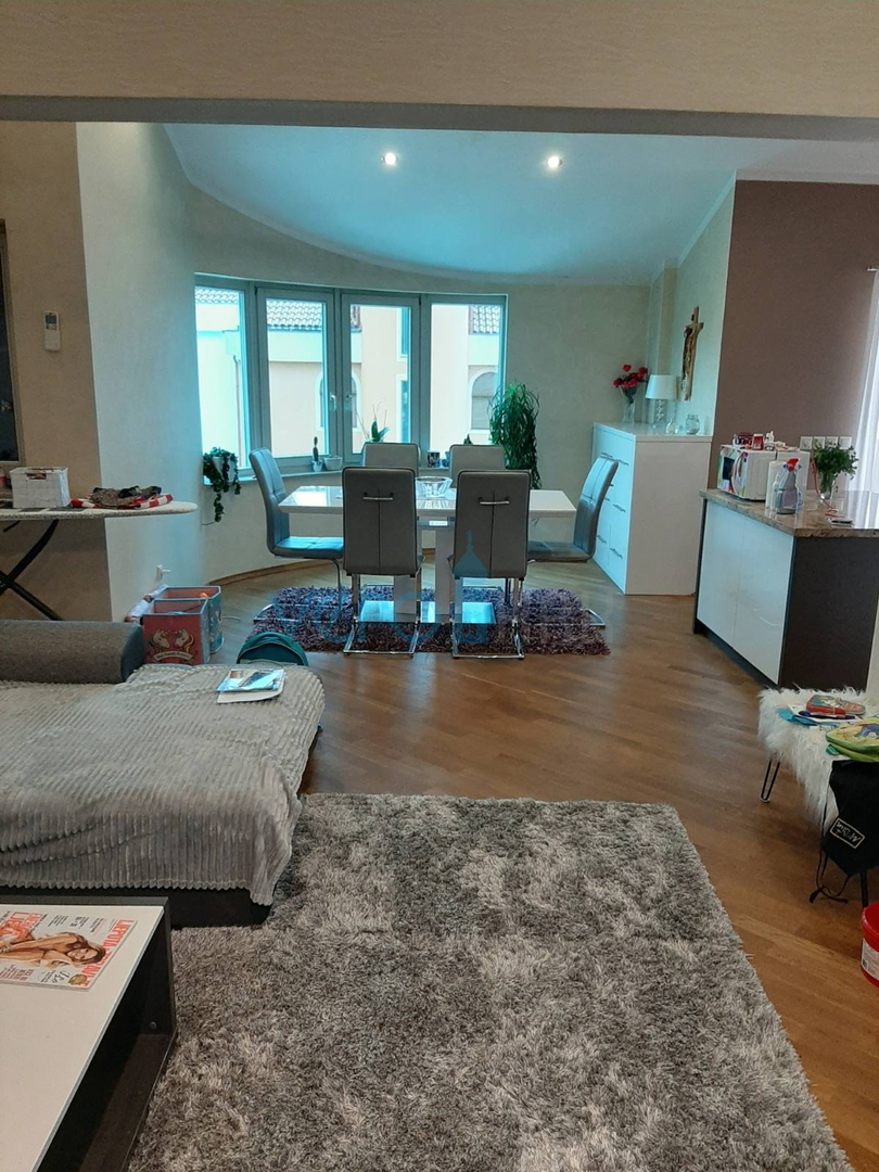 Otok Krk, Malinska, kuća sa apartmanima i ugostiteljskim objektom