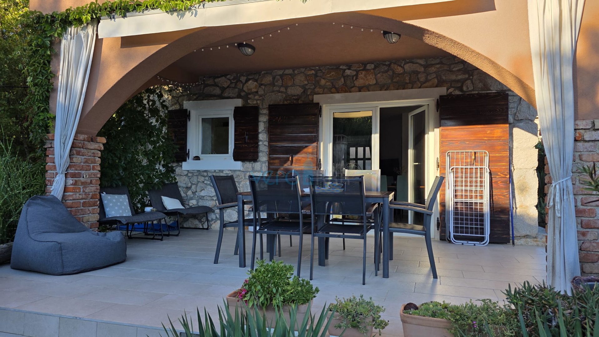 Otok Krk, Dobrinj, okolica, Renovirana kamena kuća sa bazenom, prodaja