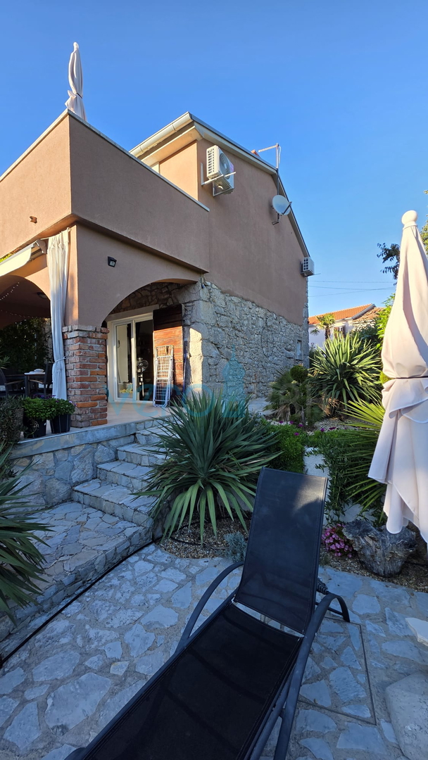 Otok Krk, Dobrinj, okolica, Renovirana kamena kuća sa bazenom, prodaja