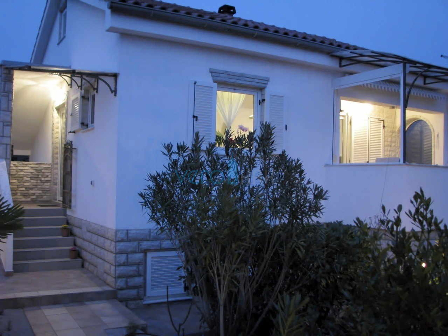 Otok Krk, okolica, lijepa kuća sa bazenom i uređenom okućnicom