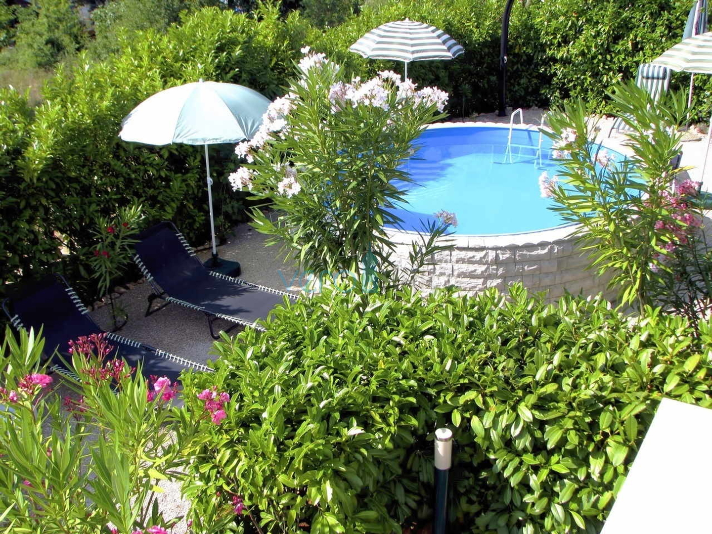 Otok Krk, okolica, lijepa kuća sa bazenom i uređenom okućnicom