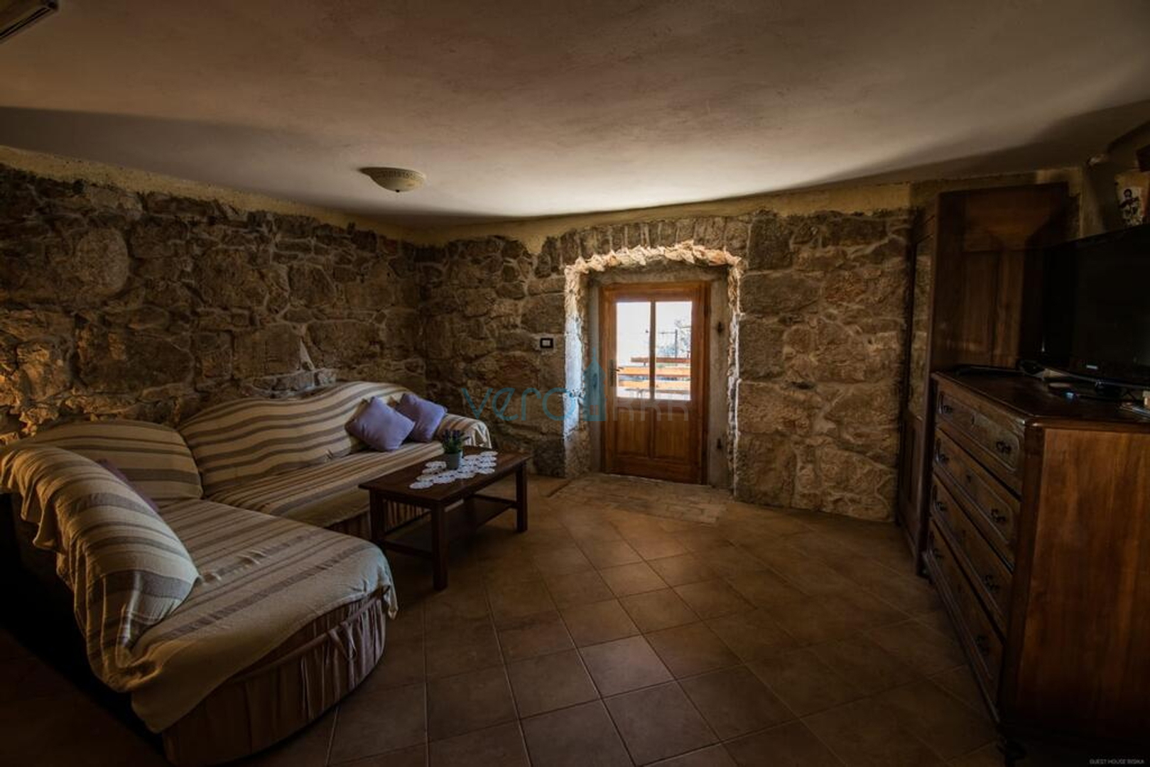 Otok Krk, Vrbnik okolica, rijetkost na tržištu, autohtona kamena vikendica sa bazenom