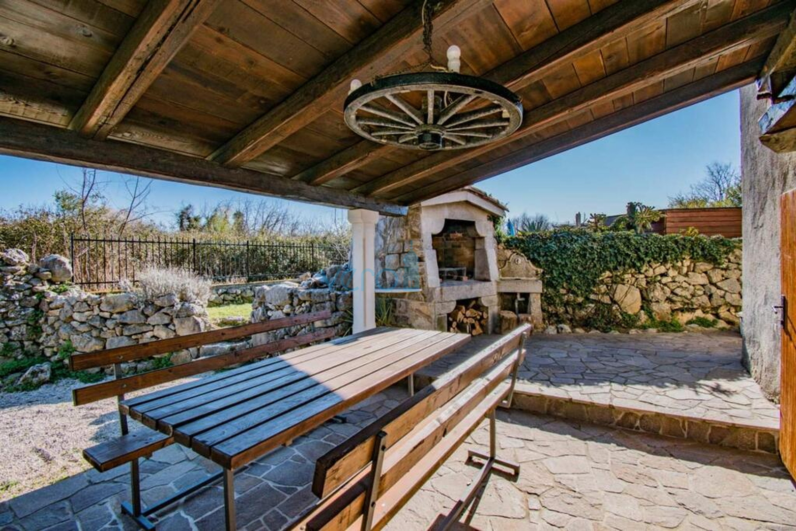 Otok Krk, Vrbnik okolica, rijetkost na tržištu, autohtona kamena vikendica sa bazenom