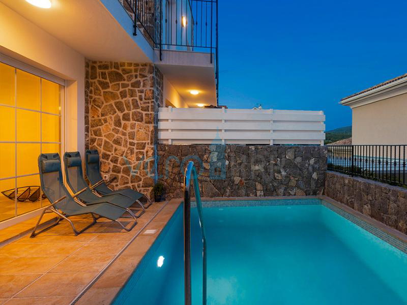 Otok Krk, Grad Krk, bliža okolica, kompleks tri vile u nizu sa bazenima na odličnoj lokaciji, pogled na more, prodaja